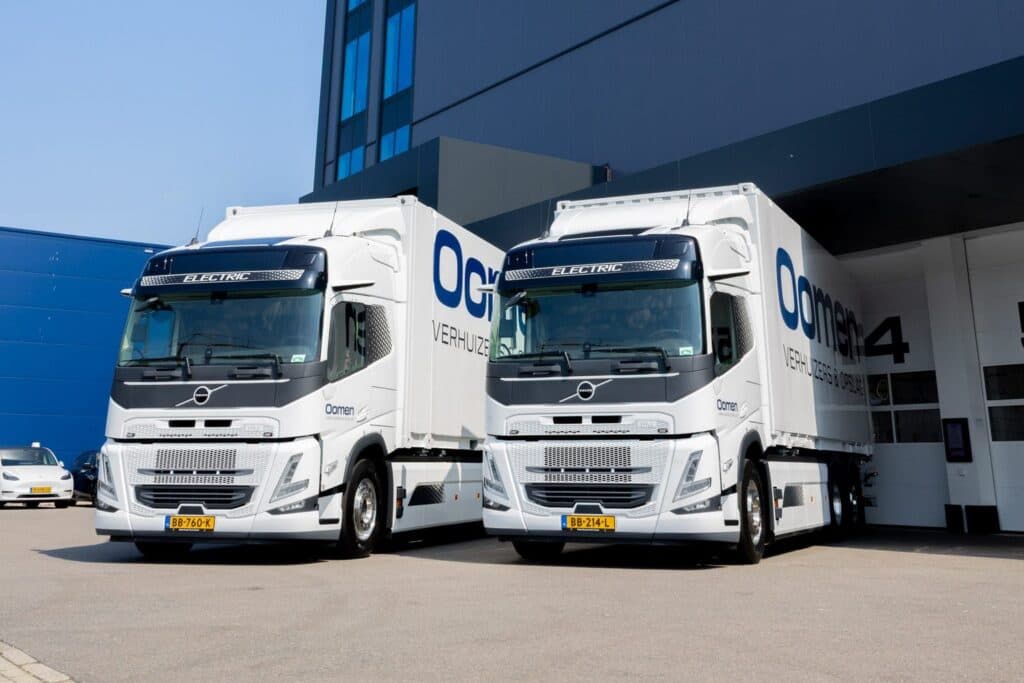 Twee elektrische verhuiswagens van Oomen voor het bedrijfspand